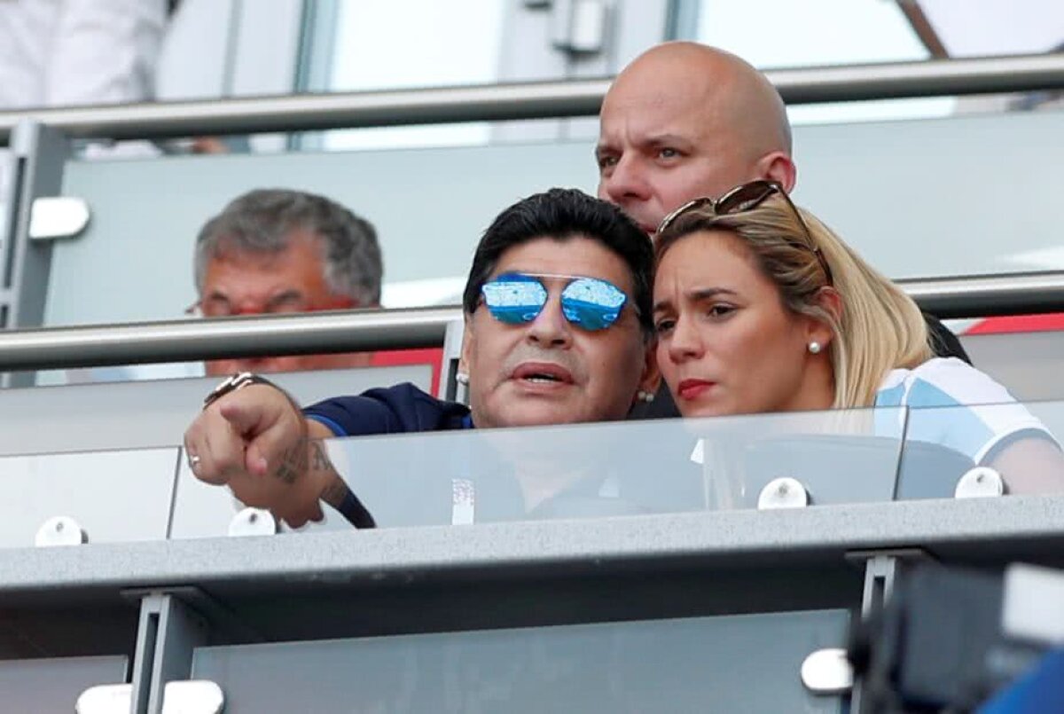 GALERIE FOTO Maradona nu s-a plictisit deloc înainte de Franța - Argentina: și-a sărutat cu foc iubita și a făcut o baie de mulțime