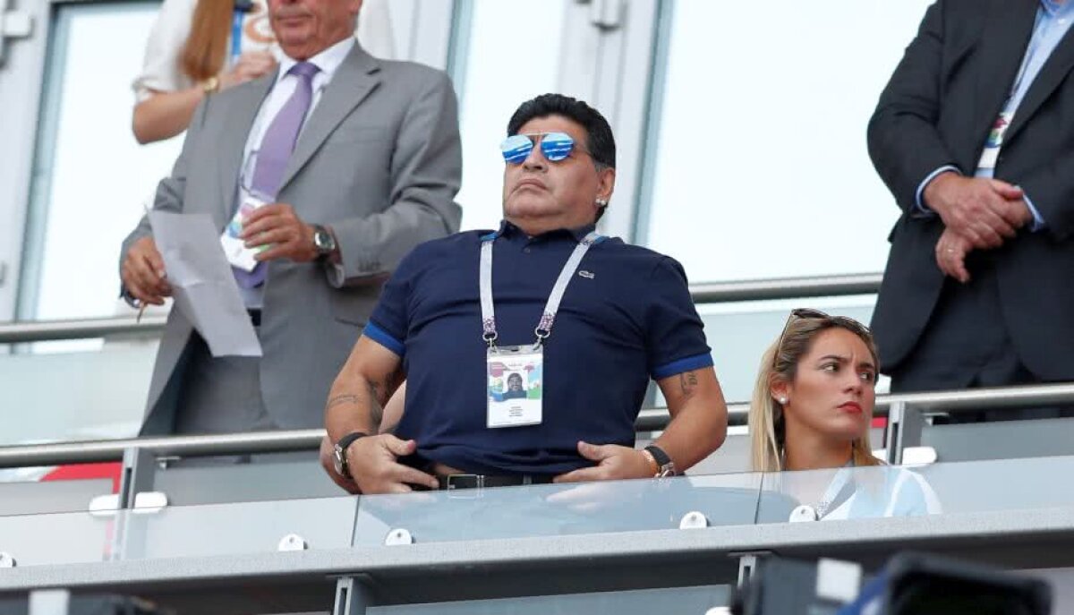 GALERIE FOTO Maradona nu s-a plictisit deloc înainte de Franța - Argentina: și-a sărutat cu foc iubita și a făcut o baie de mulțime