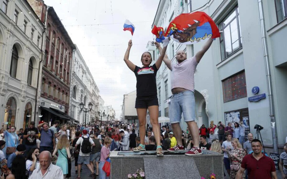 GALERIE FOTO Petrecere pe străzi și la metrou în Rusia! Imagini de la bucuria fanilor ruși după succesul istoric cu Spania 