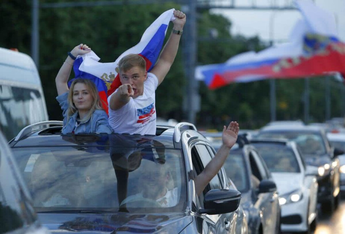 GALERIE FOTO Petrecere pe străzi și la metrou în Rusia! Imagini de la bucuria fanilor ruși după succesul istoric cu Spania 