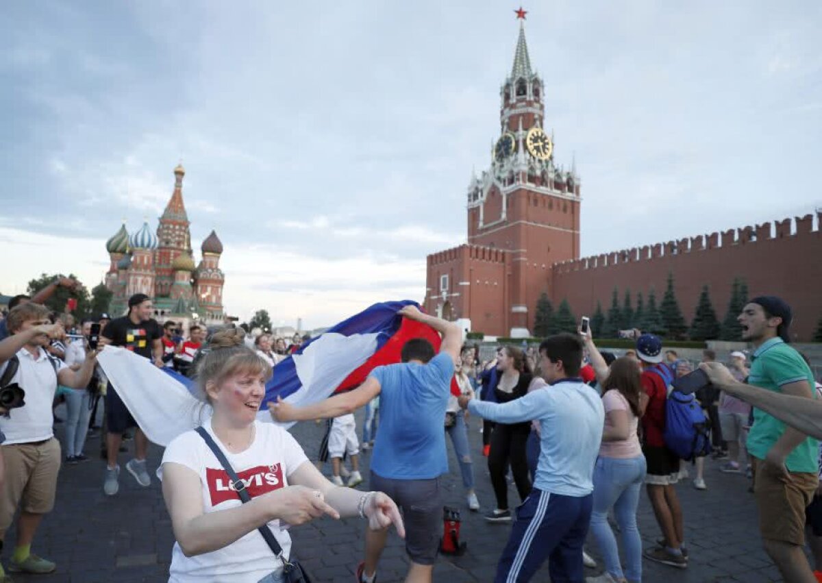 GALERIE FOTO Petrecere pe străzi și la metrou în Rusia! Imagini de la bucuria fanilor ruși după succesul istoric cu Spania 