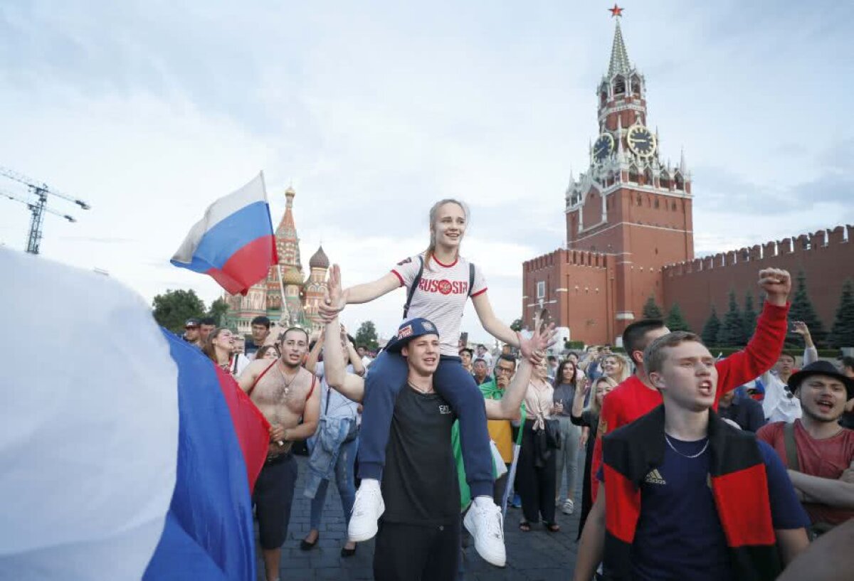 GALERIE FOTO Petrecere pe străzi și la metrou în Rusia! Imagini de la bucuria fanilor ruși după succesul istoric cu Spania 