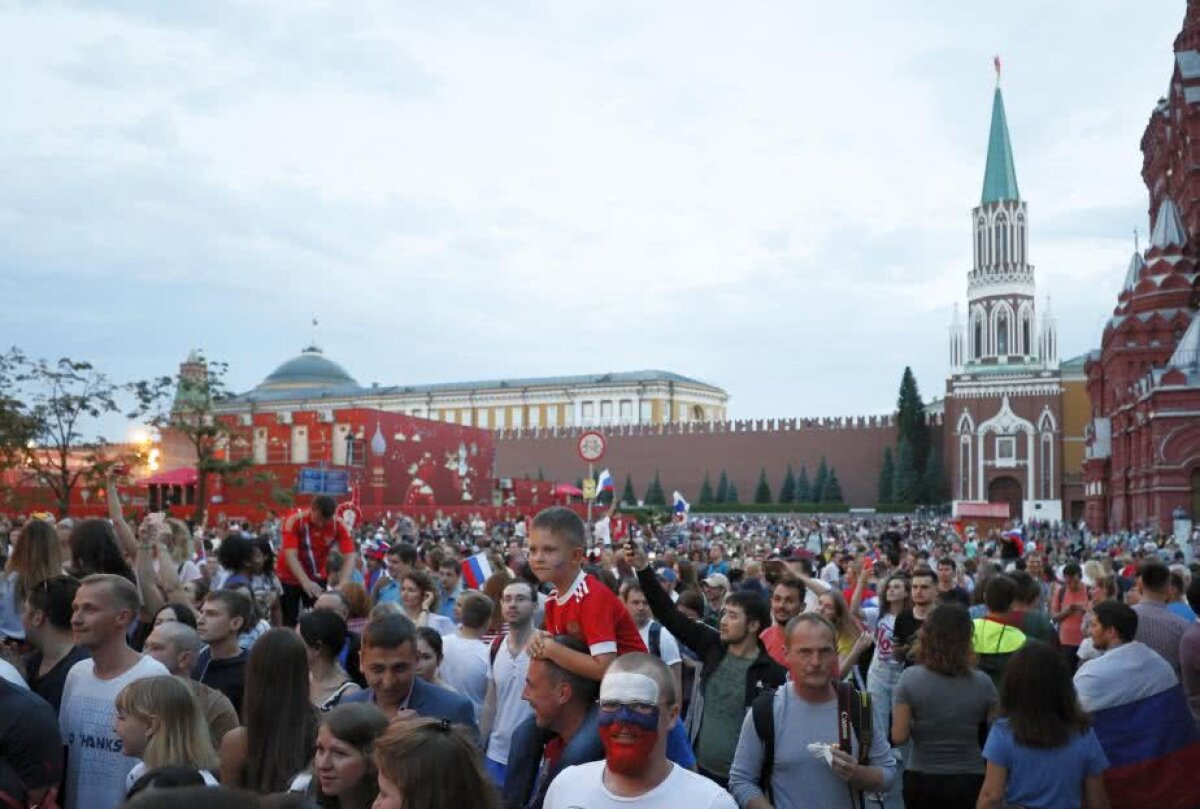 GALERIE FOTO Petrecere pe străzi și la metrou în Rusia! Imagini de la bucuria fanilor ruși după succesul istoric cu Spania 