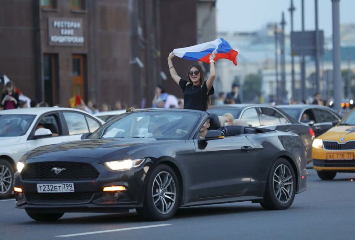 GALERIE FOTO Petrecere pe străzi și la metrou în Rusia! Imagini de la bucuria fanilor ruși după succesul istoric cu Spania 