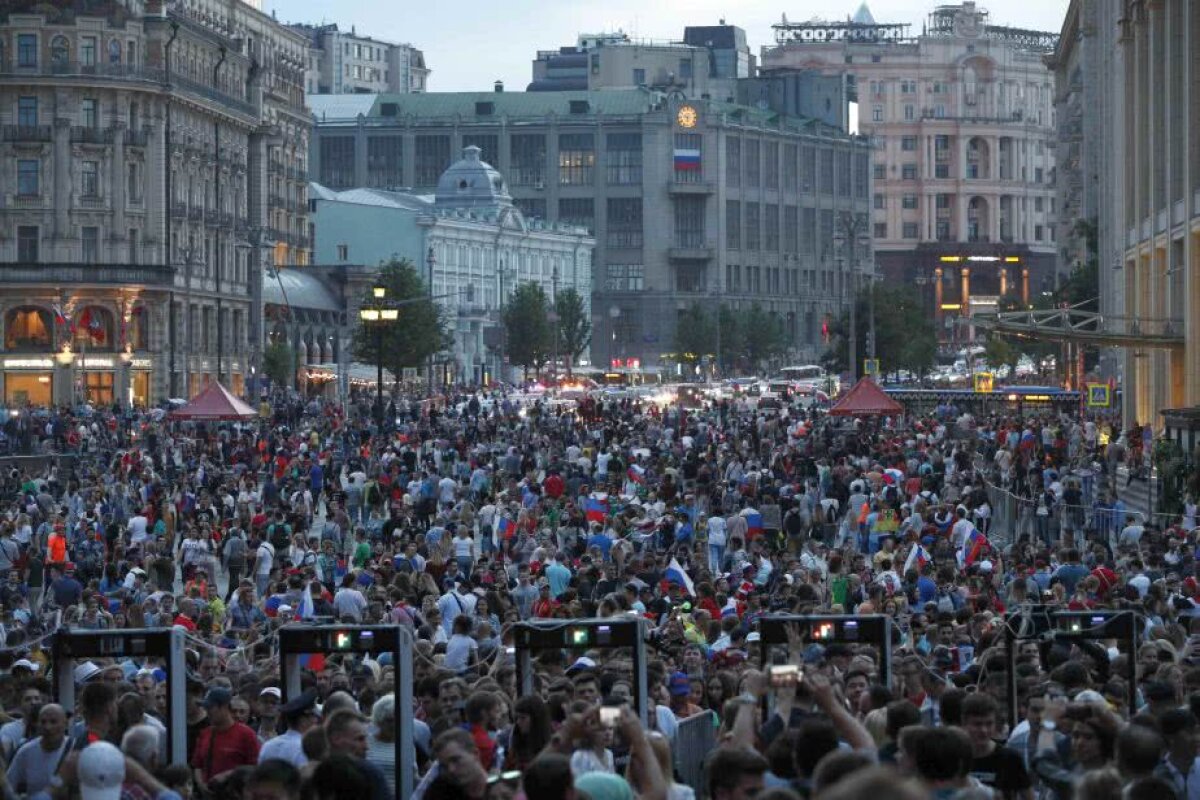 GALERIE FOTO Petrecere pe străzi și la metrou în Rusia! Imagini de la bucuria fanilor ruși după succesul istoric cu Spania 