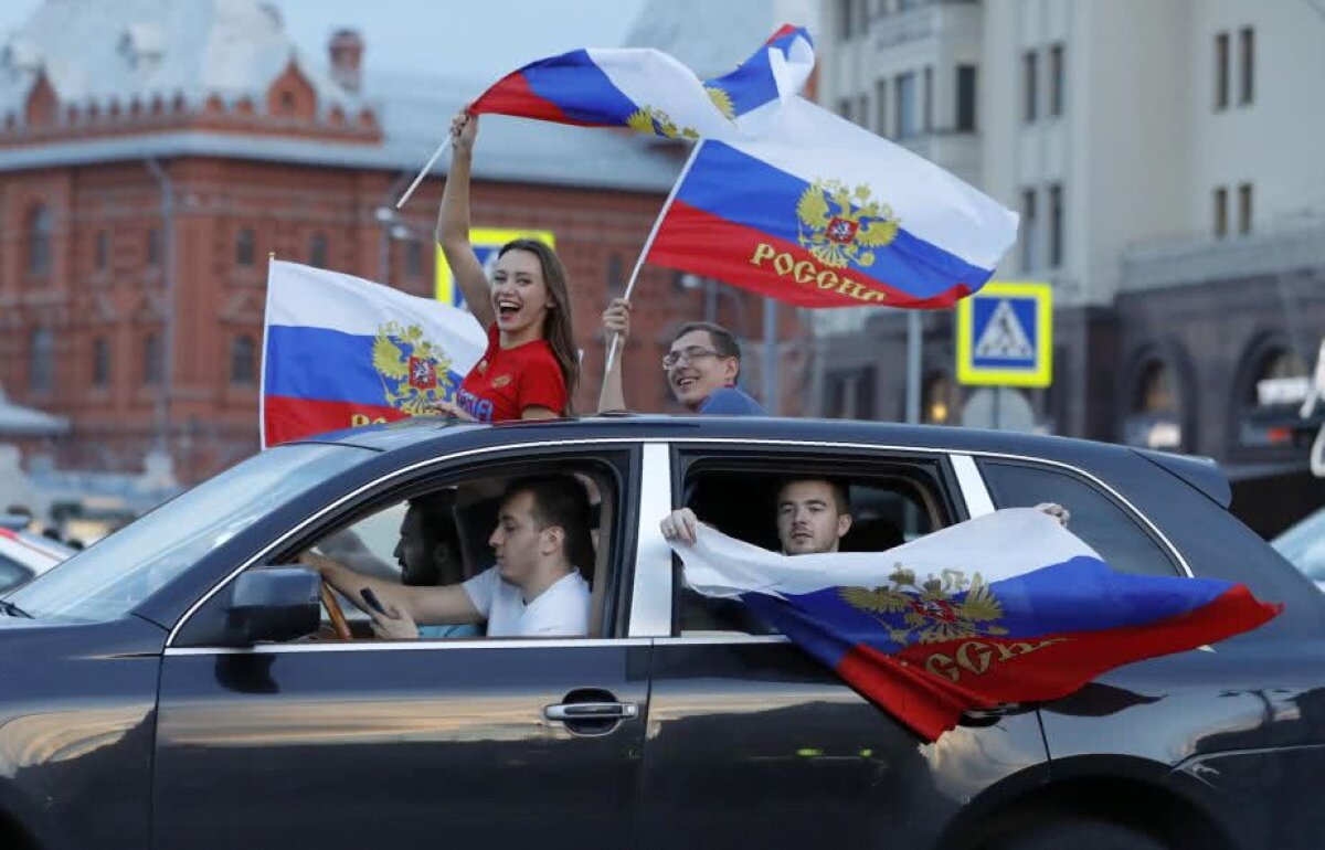 GALERIE FOTO Petrecere pe străzi și la metrou în Rusia! Imagini de la bucuria fanilor ruși după succesul istoric cu Spania 