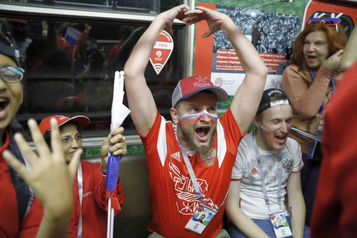 GALERIE FOTO Petrecere pe străzi și la metrou în Rusia! Imagini de la bucuria fanilor ruși după succesul istoric cu Spania 