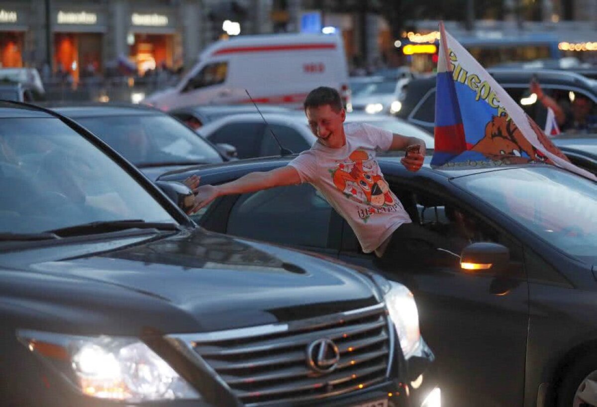 GALERIE FOTO Petrecere pe străzi și la metrou în Rusia! Imagini de la bucuria fanilor ruși după succesul istoric cu Spania 