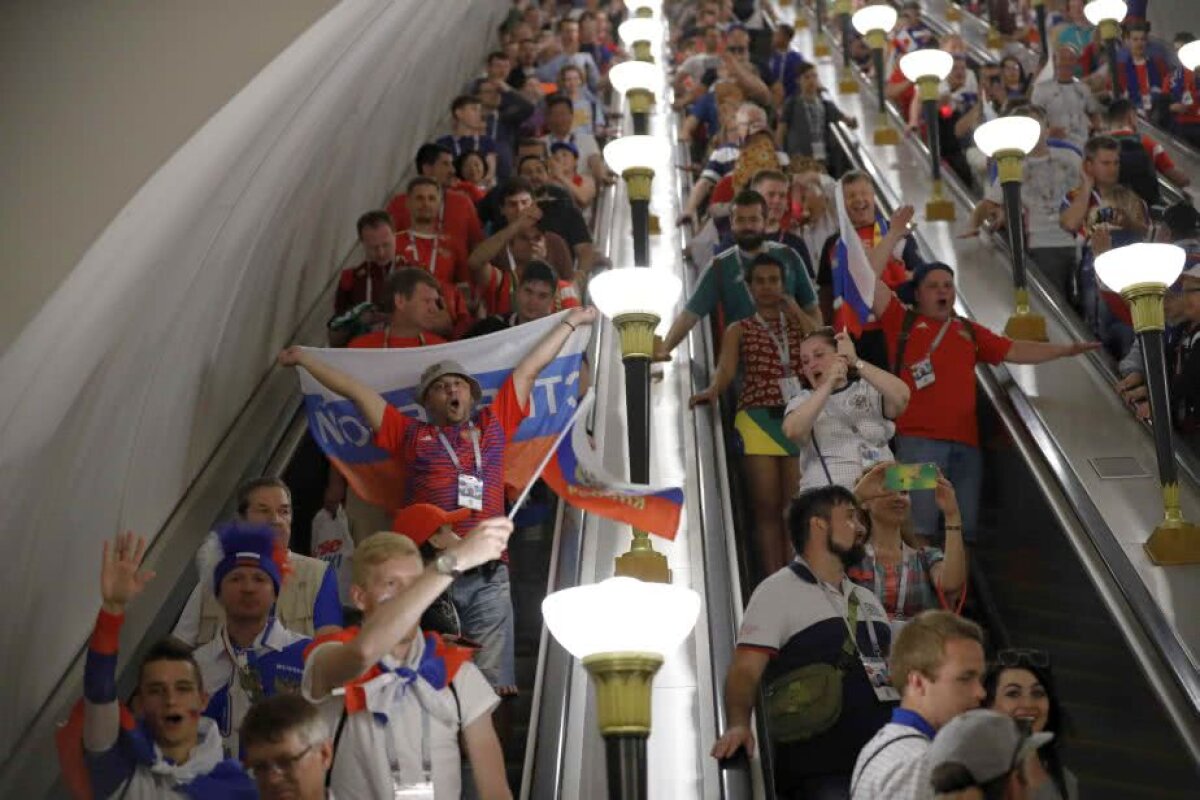 GALERIE FOTO Petrecere pe străzi și la metrou în Rusia! Imagini de la bucuria fanilor ruși după succesul istoric cu Spania 