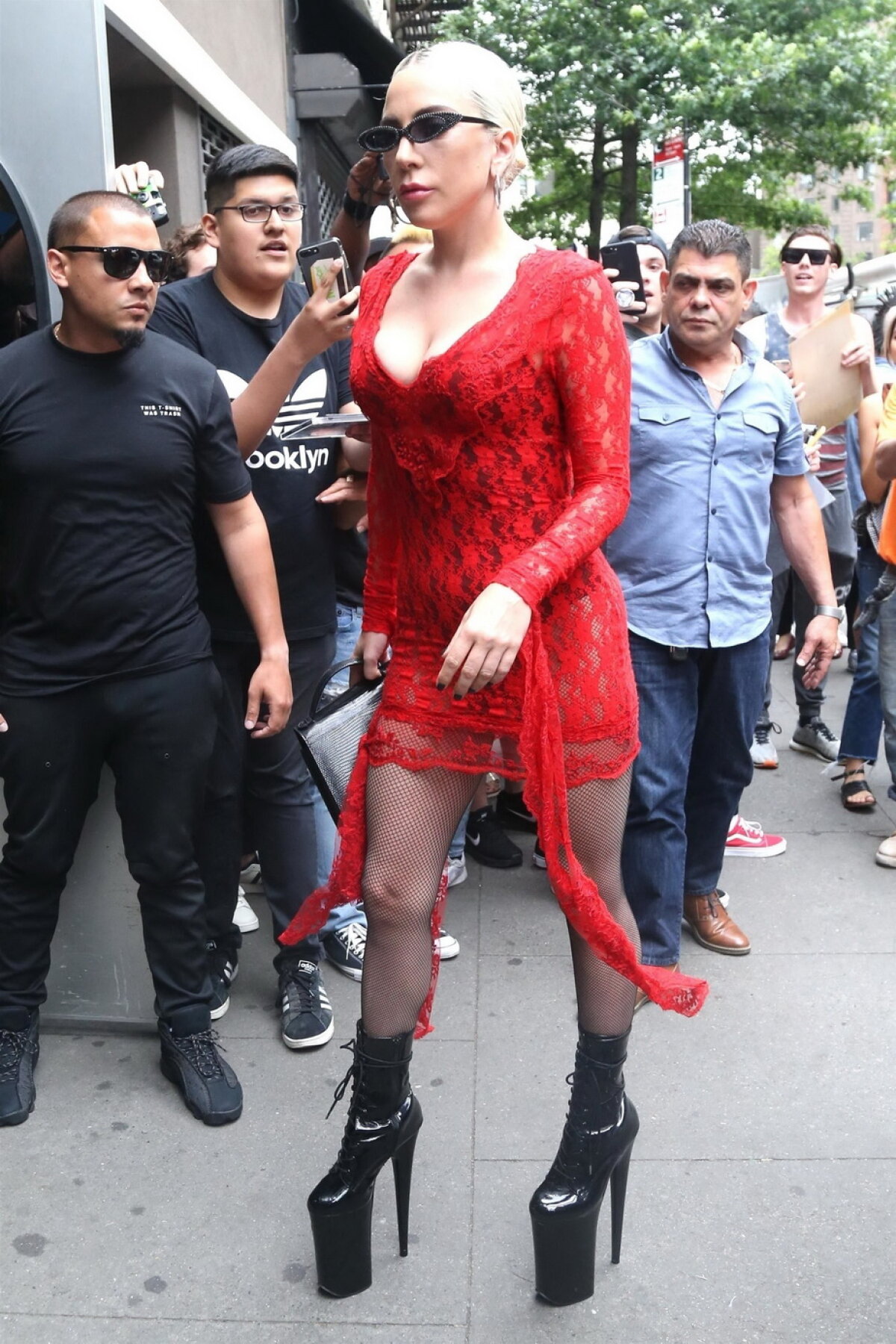 GALERIE FOTO Lady Gaga loveşte din nou! A apărut într-o rochie complet transparentă, dar stai să vezi încălţămintea