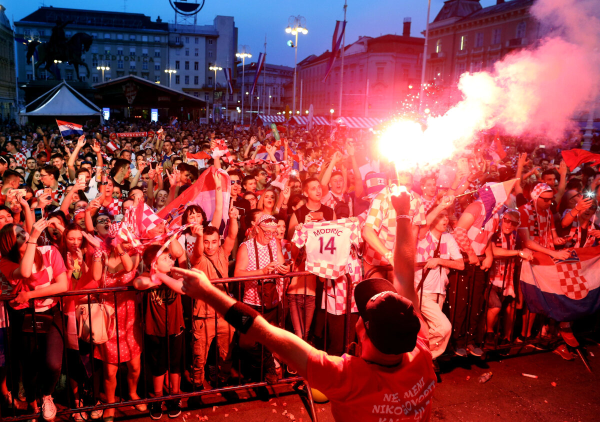 VIDEO + FOTO Nebunie la Zagreb după calificarea Croației în "sferturile" Mondialului! 