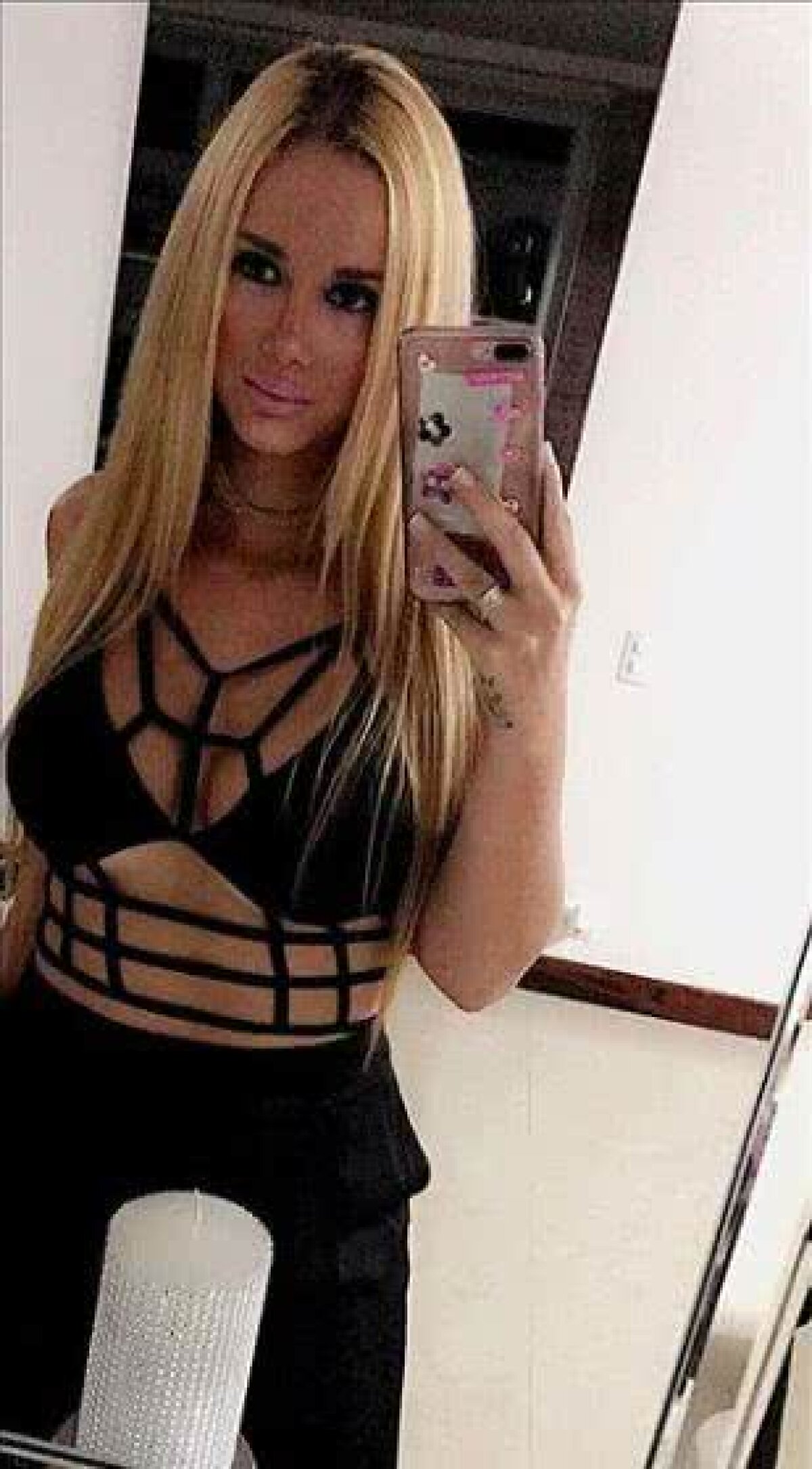 FOTO Ea îl așteaptă acasă » Consolare sexy pentru portarul Argentinei