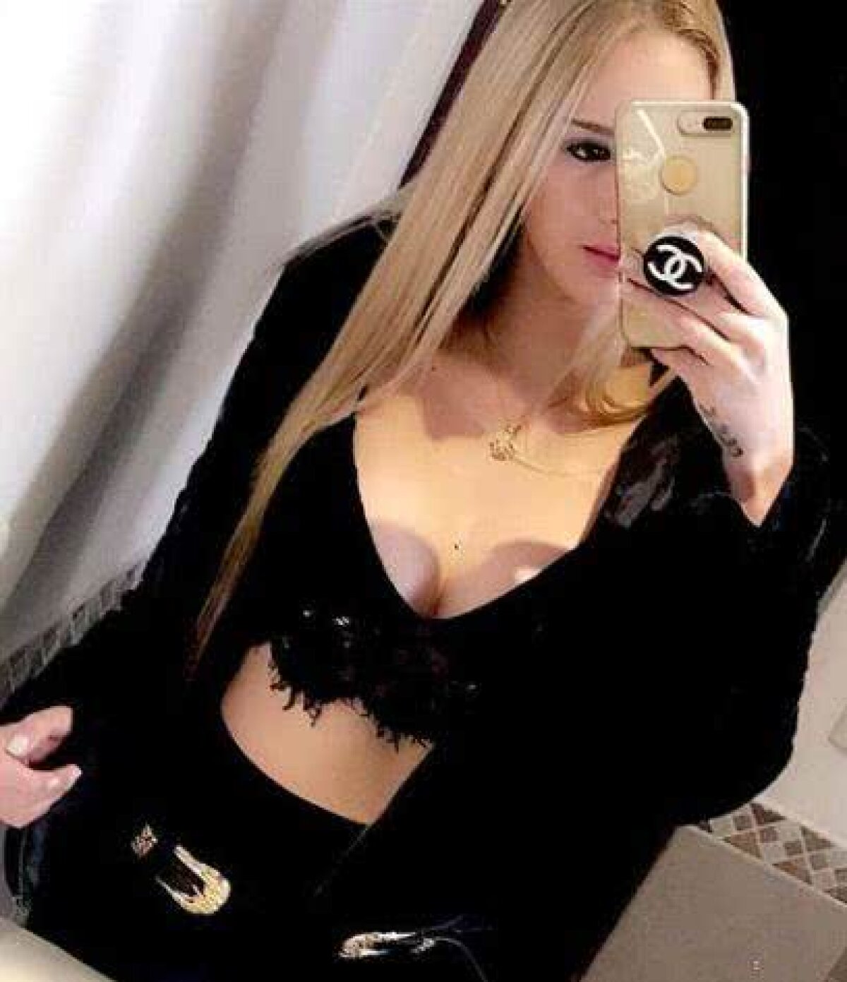 FOTO Ea îl așteaptă acasă » Consolare sexy pentru portarul Argentinei