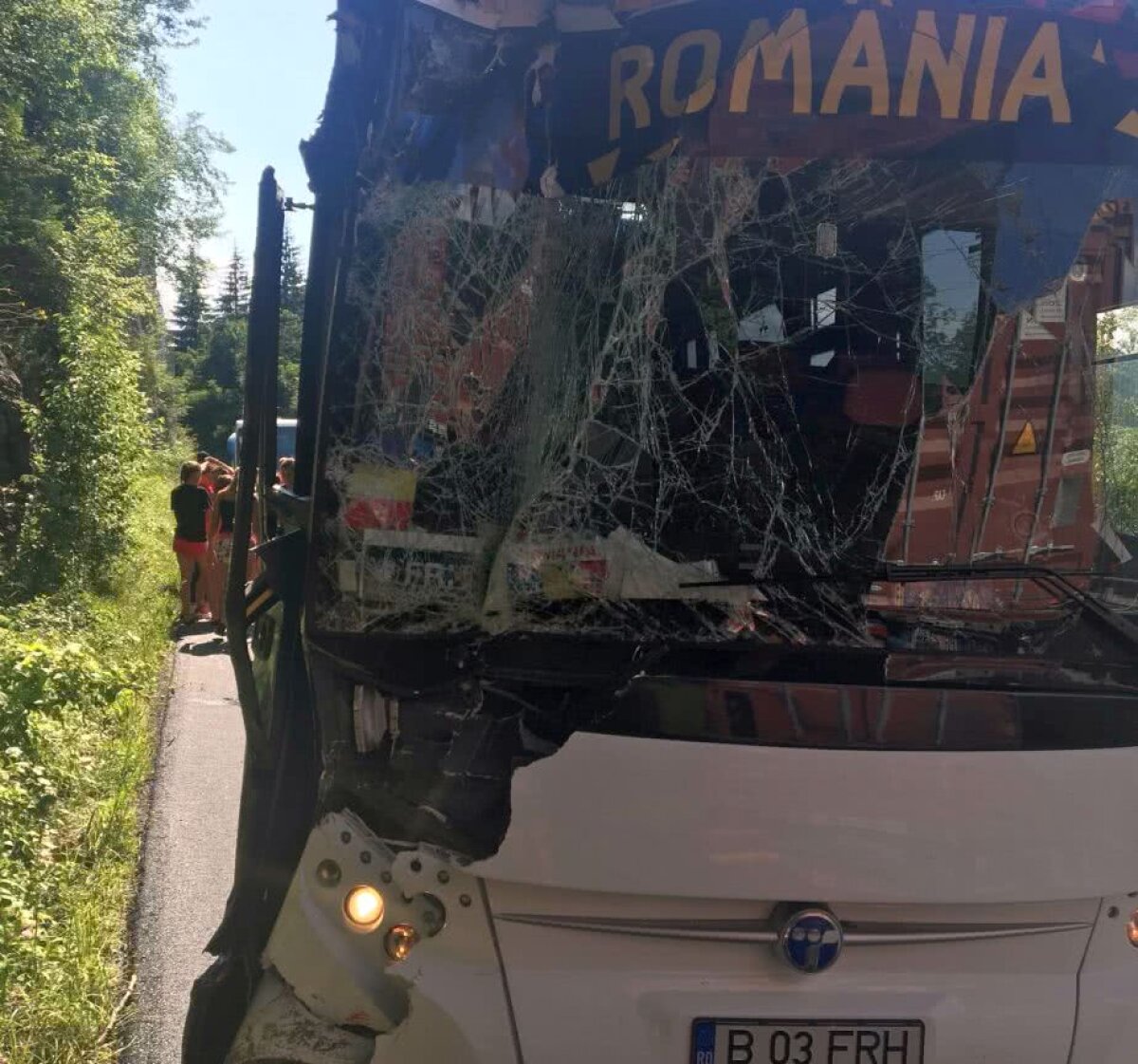 GALERIE FOTO Atenție, imagini cu puternic impact emoțional! Amănunte incredibile despre accidentul în care a fost implicat autocarul Federației Române de Handbal