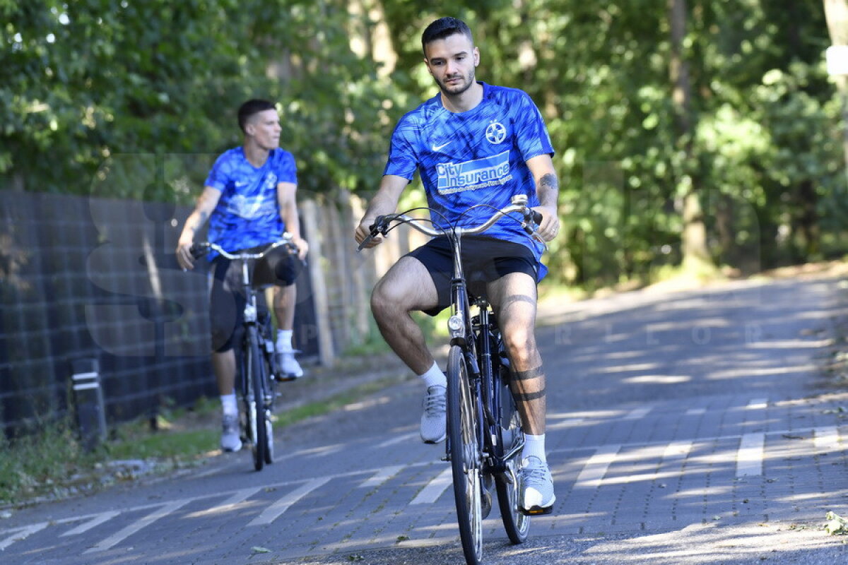 CORESPONDENȚĂ DIN OLANDA // GALERIE FOTO Steliştii au renunţat la autocar şi au decis să parcurgă zilnic 6 kilometri pe două roţi