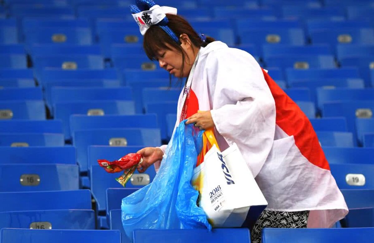 GALERIE FOTO Imagini emoționante pe stadionul din Rostov » Japonezii, DĂRÂMAȚI de durere după eșecul dramatic cu Belgia. Gestul fanilor de la final a impresionat