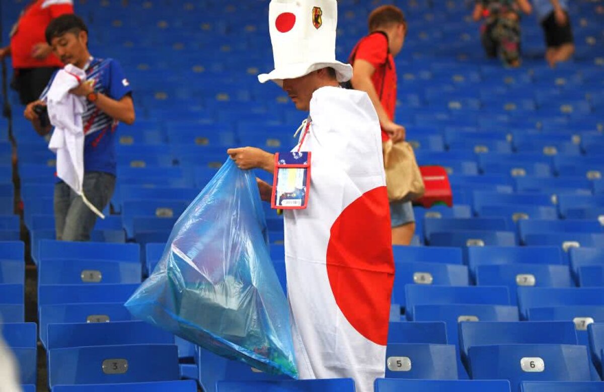 GALERIE FOTO Imagini emoționante pe stadionul din Rostov » Japonezii, DĂRÂMAȚI de durere după eșecul dramatic cu Belgia. Gestul fanilor de la final a impresionat