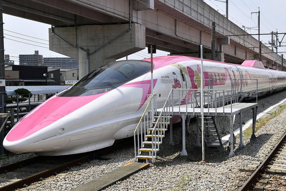 GALERIE FOTO Trenul "Hello Kitty", introdus pe liniile ferate din Japonia