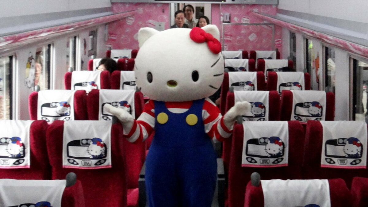 GALERIE FOTO Trenul "Hello Kitty", introdus pe liniile ferate din Japonia