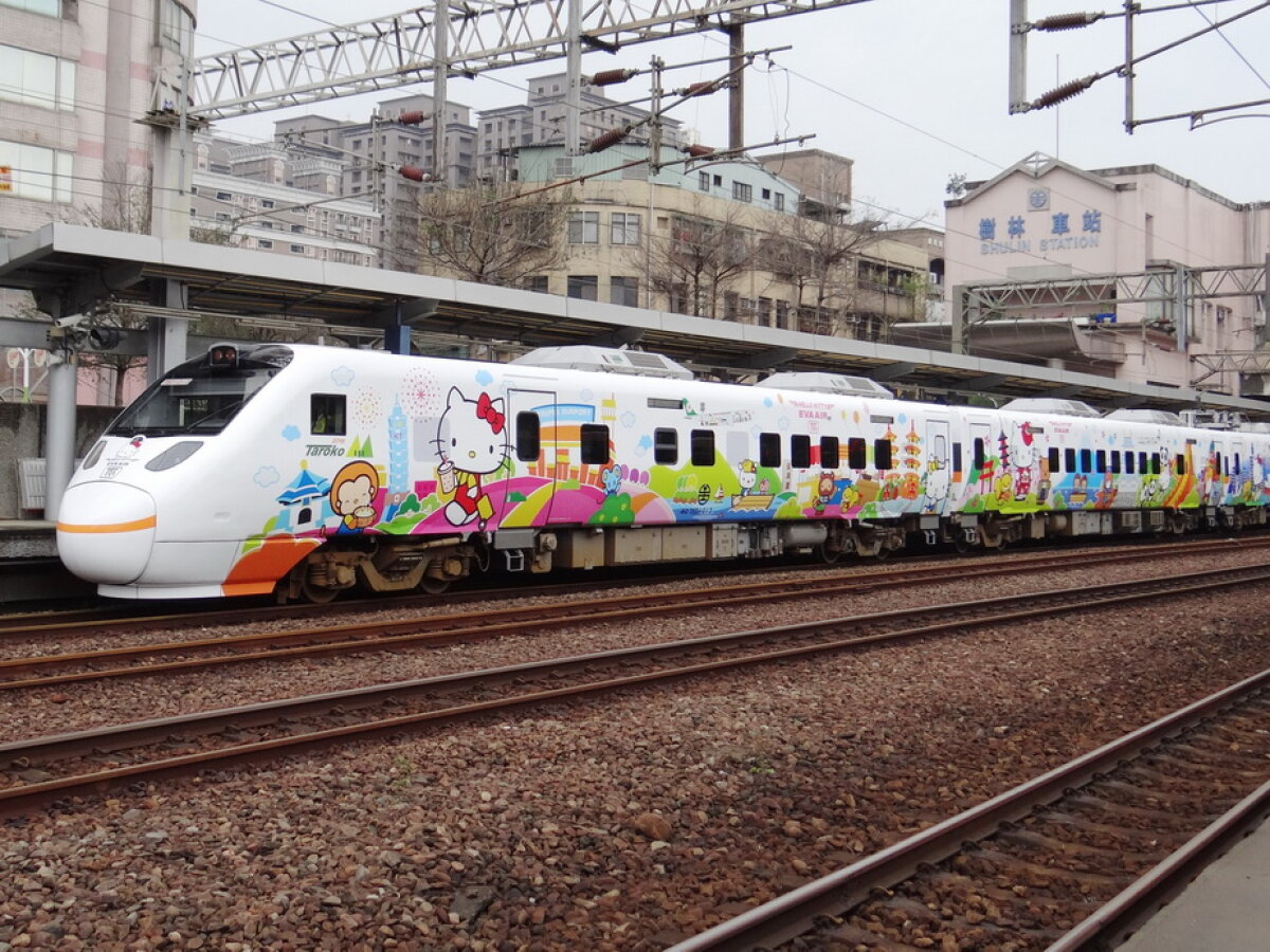 GALERIE FOTO Trenul "Hello Kitty", introdus pe liniile ferate din Japonia