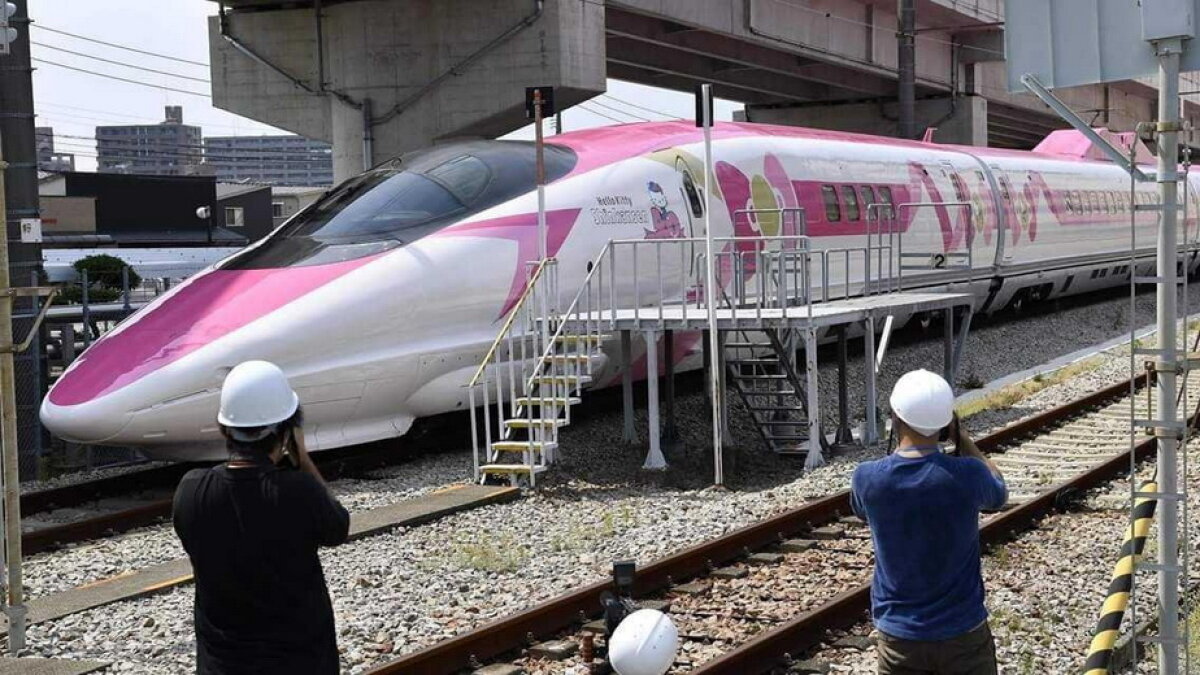 GALERIE FOTO Trenul "Hello Kitty", introdus pe liniile ferate din Japonia