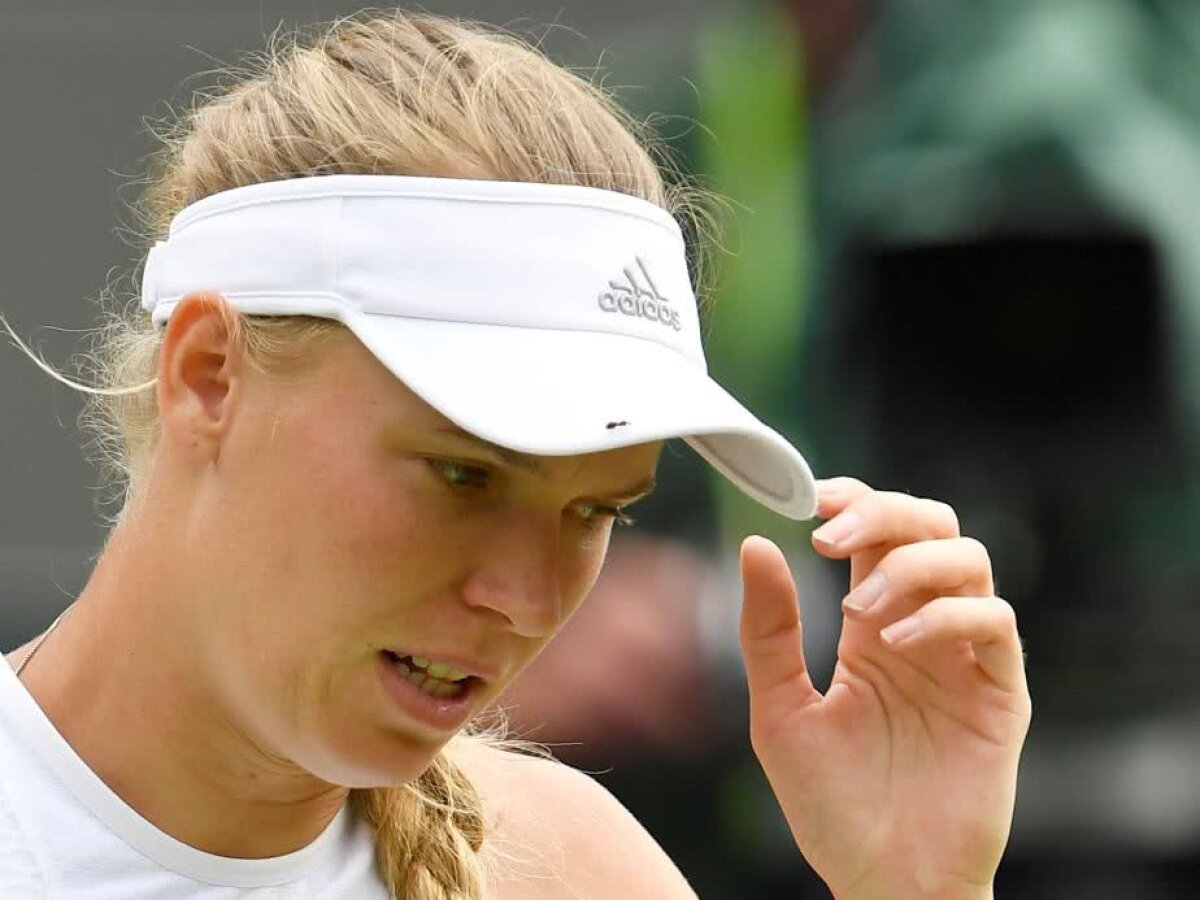 GALERIE FOTO Probleme la Wimbledon la meciul Wozniacki - Makarova » Daneza s-a enervat: "Nu vreau să înghit insecte!"