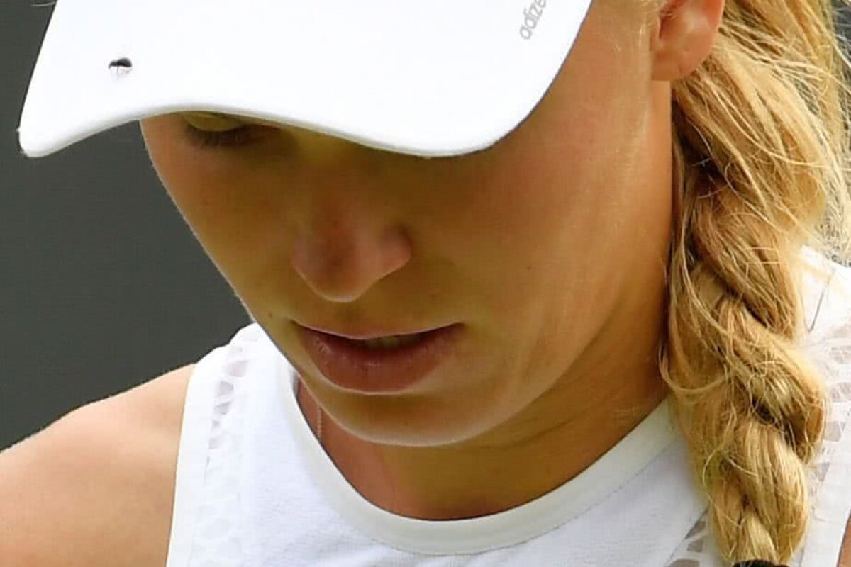 GALERIE FOTO Probleme la Wimbledon la meciul Wozniacki - Makarova » Daneza s-a enervat: "Nu vreau să înghit insecte!"