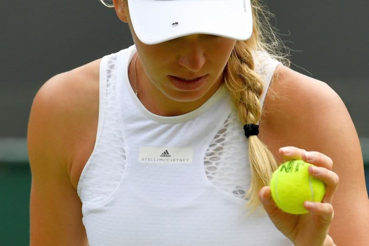 GALERIE FOTO Probleme la Wimbledon la meciul Wozniacki - Makarova » Daneza s-a enervat: "Nu vreau să înghit insecte!"