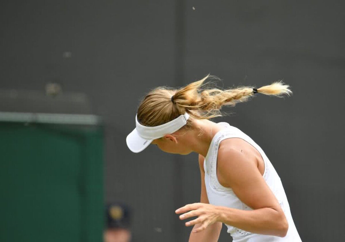 GALERIE FOTO Probleme la Wimbledon la meciul Wozniacki - Makarova » Daneza s-a enervat: "Nu vreau să înghit insecte!"