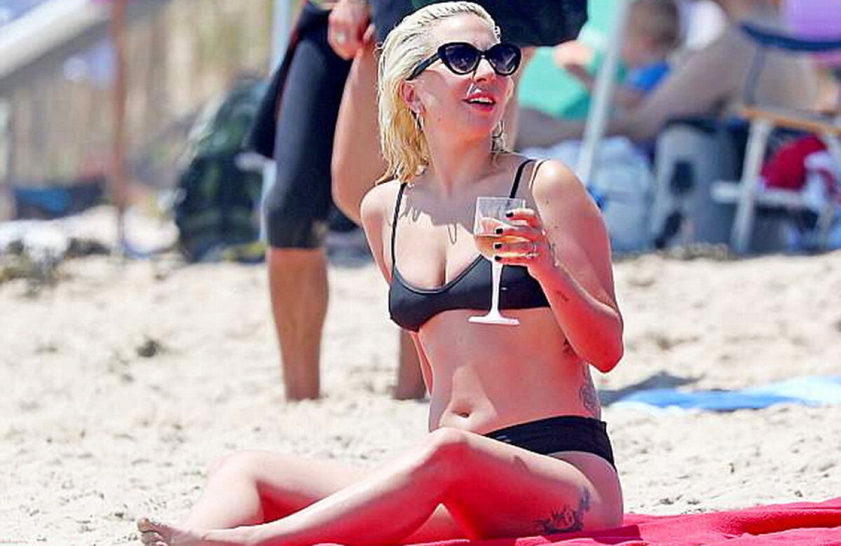 GALERIE FOTO Lady Gaga, la proba costumului de baie. Arată superb!