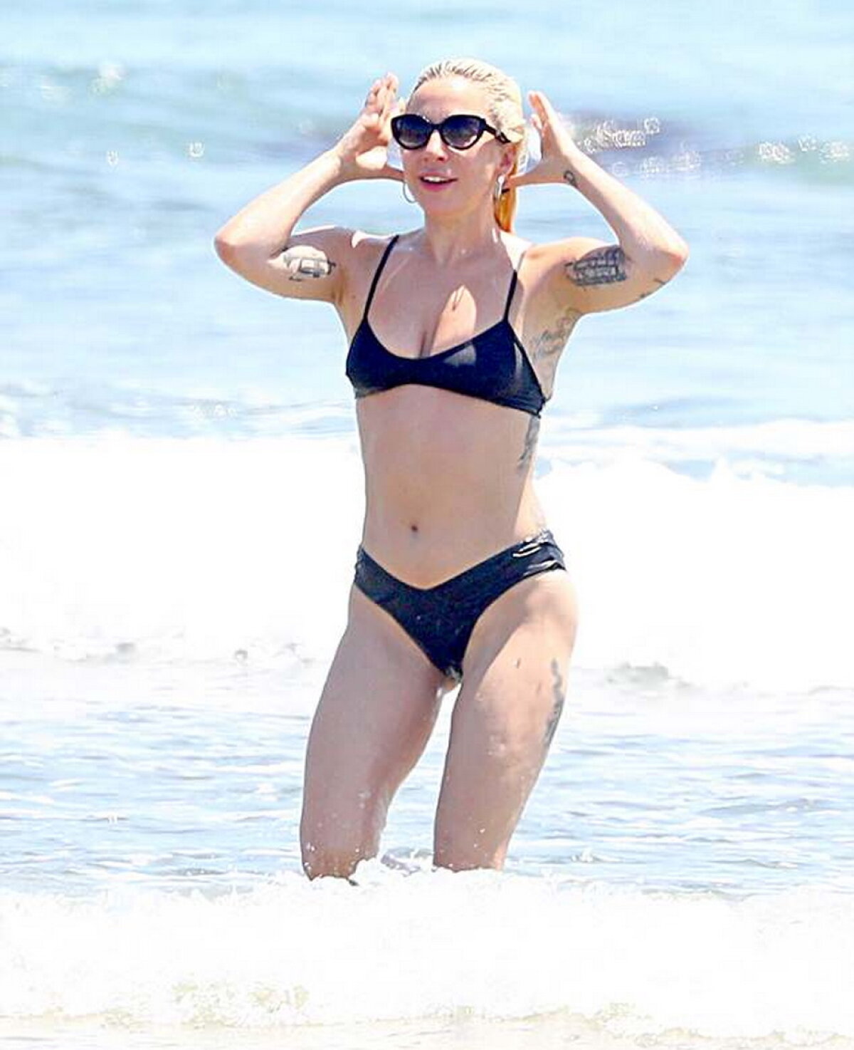 GALERIE FOTO Lady Gaga, la proba costumului de baie. Arată superb!