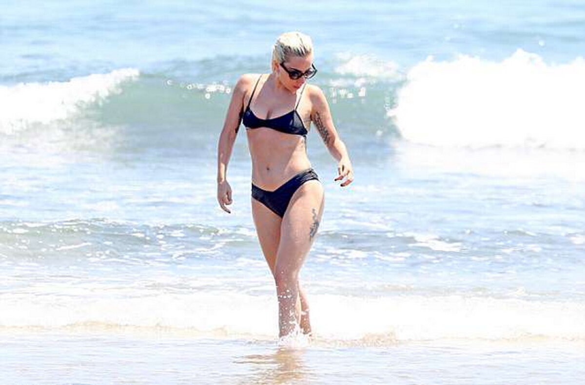 GALERIE FOTO Lady Gaga, la proba costumului de baie. Arată superb!