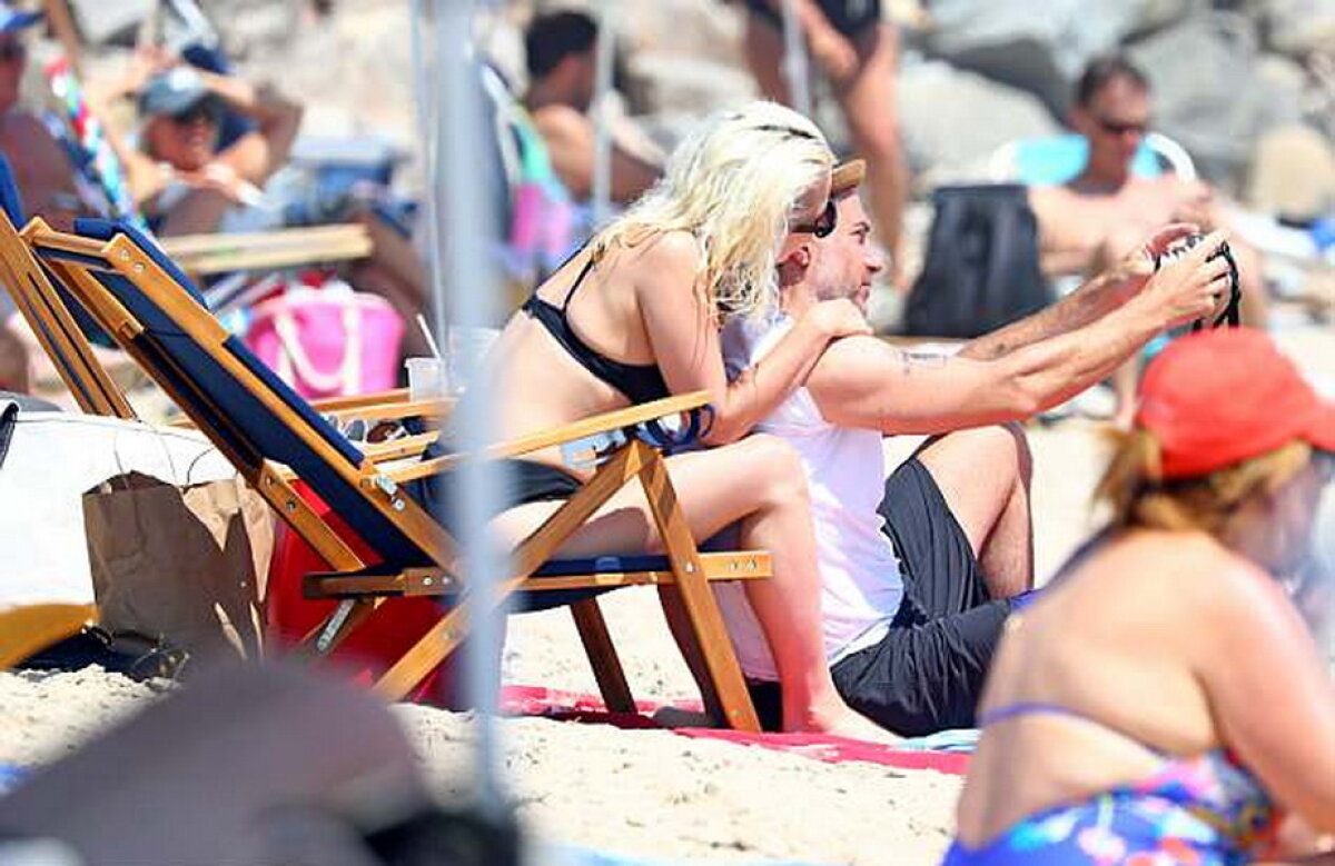 GALERIE FOTO Lady Gaga, la proba costumului de baie. Arată superb!