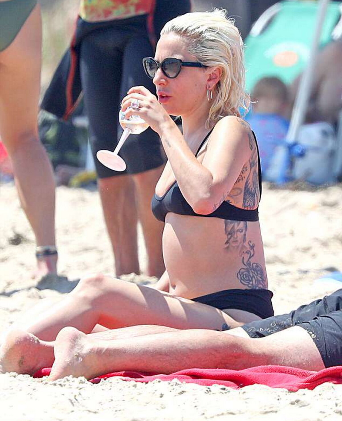 GALERIE FOTO Lady Gaga, la proba costumului de baie. Arată superb!