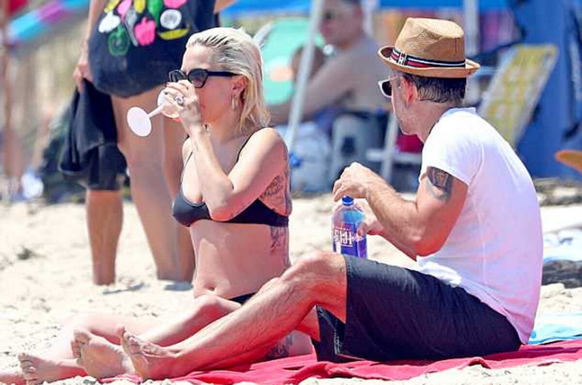GALERIE FOTO Lady Gaga, la proba costumului de baie. Arată superb!