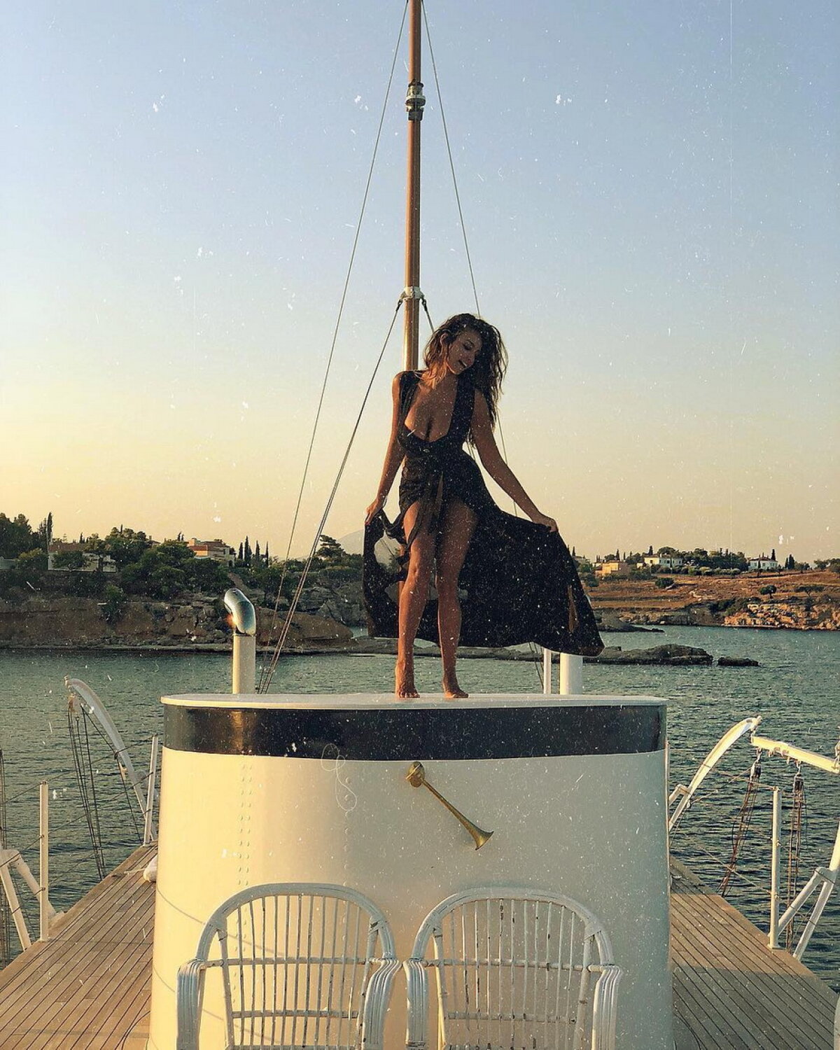 FOTO Mădălina Ghenea, apariție răvășitoare în Grecia: decolteu adânc și o rochie perfectă