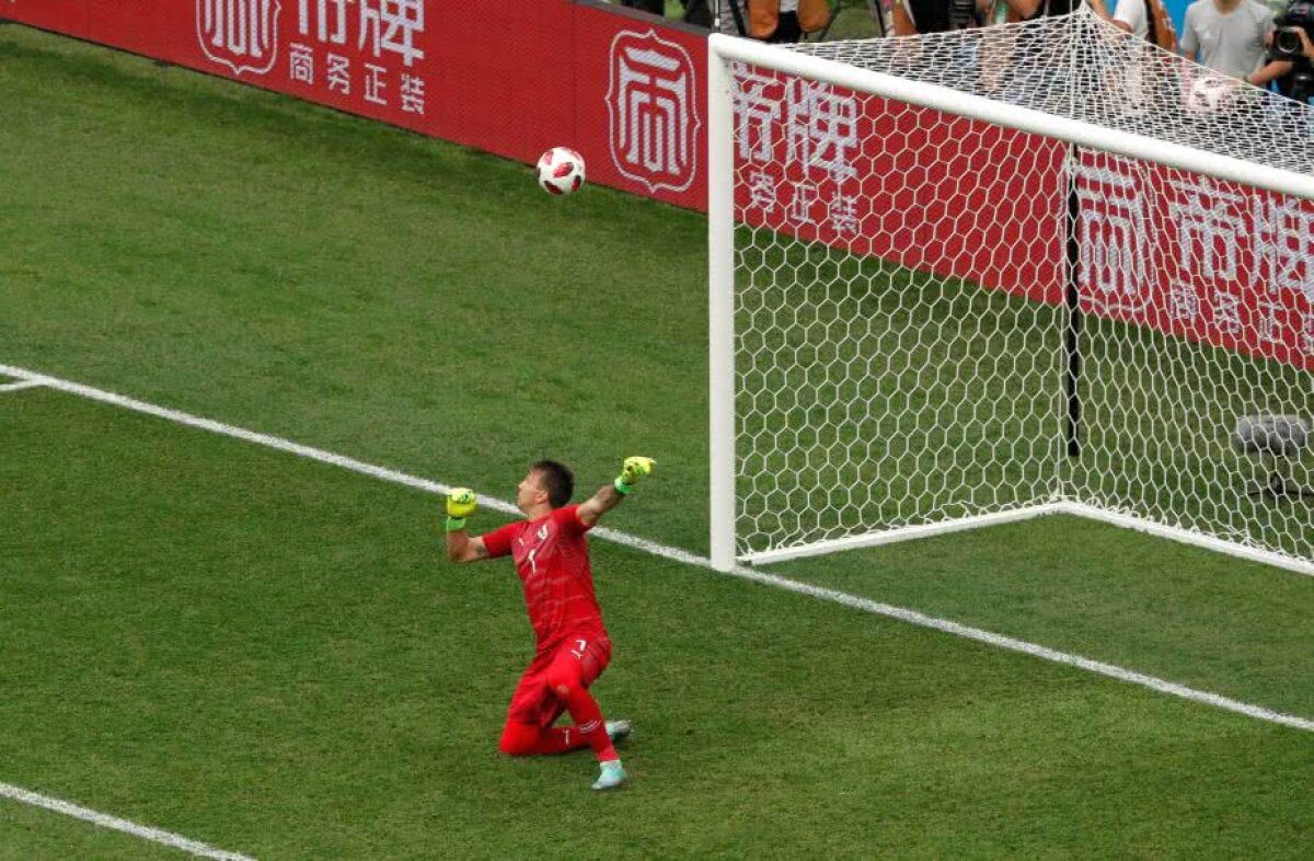 VIDEO Gafă monumentală a lui Muslera, portar care primise un singur gol la Mondiale! S-a făcut de râs la meciul de record pentru istoria Uruguayului