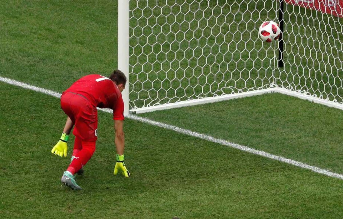 VIDEO Gafă monumentală a lui Muslera, portar care primise un singur gol la Mondiale! S-a făcut de râs la meciul de record pentru istoria Uruguayului