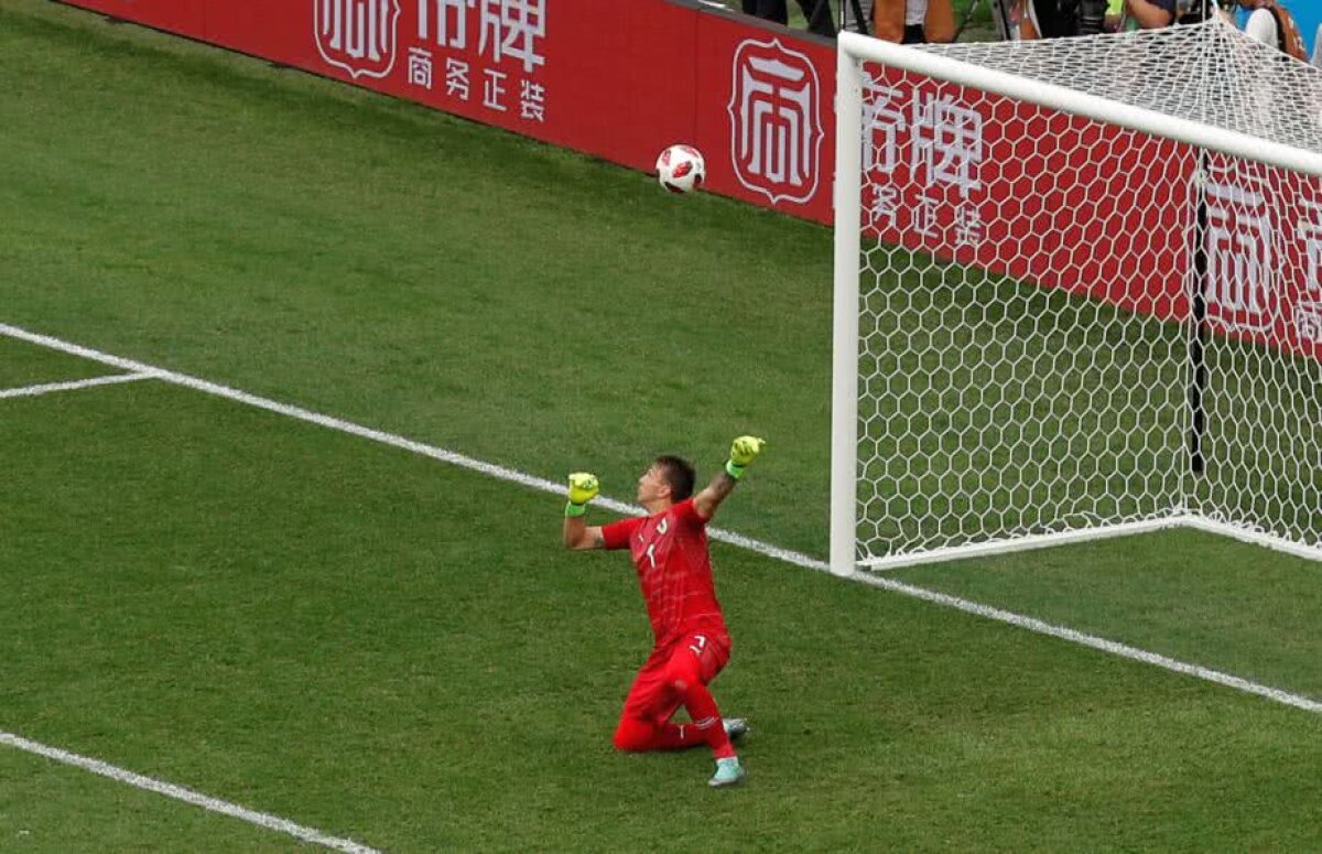 VIDEO Gafă monumentală a lui Muslera, portar care primise un singur gol la Mondiale! S-a făcut de râs la meciul de record pentru istoria Uruguayului