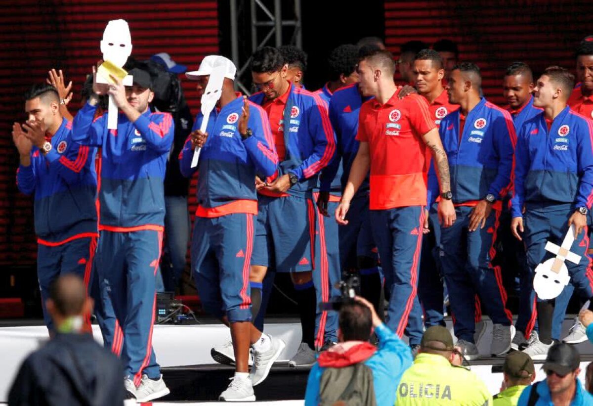 GALERIE FOTO + VIDEO Nebunie în Columbia la revenirea naționalei de la Mondiale! Fotbaliștii au fost așteptați pe stadion de fani 