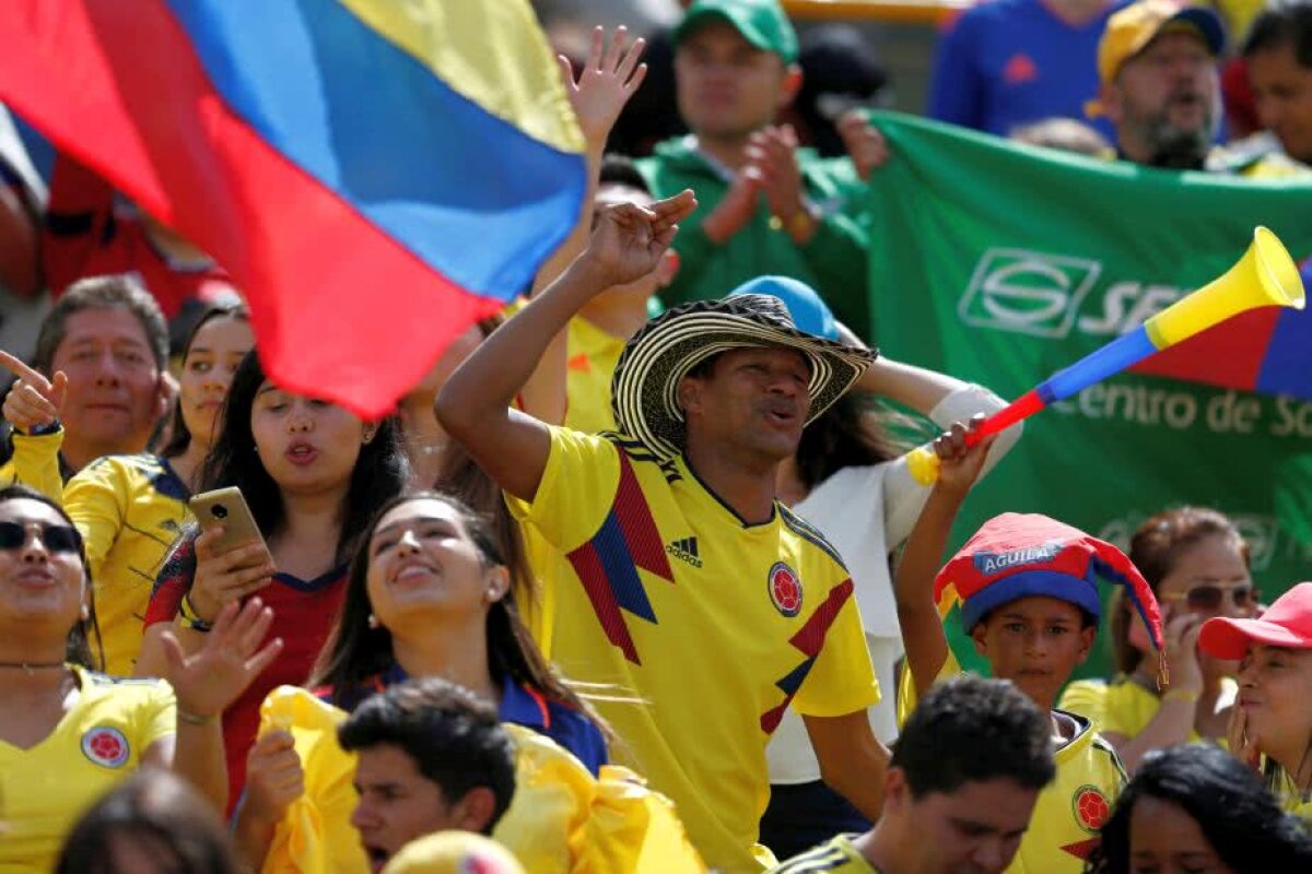 GALERIE FOTO + VIDEO Nebunie în Columbia la revenirea naționalei de la Mondiale! Fotbaliștii au fost așteptați pe stadion de fani 