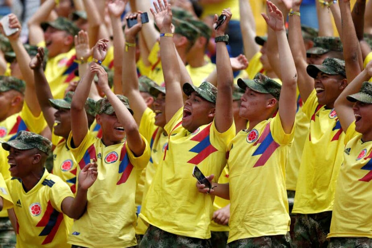 GALERIE FOTO + VIDEO Nebunie în Columbia la revenirea naționalei de la Mondiale! Fotbaliștii au fost așteptați pe stadion de fani 