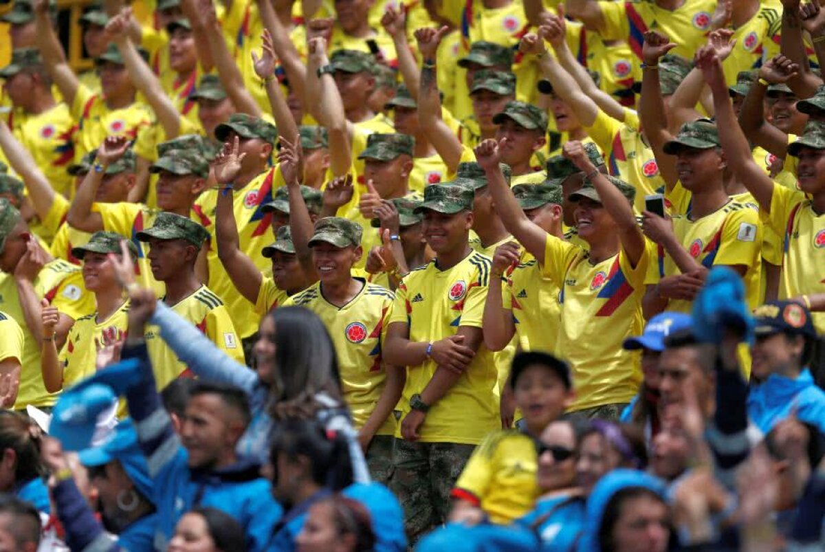 GALERIE FOTO + VIDEO Nebunie în Columbia la revenirea naționalei de la Mondiale! Fotbaliștii au fost așteptați pe stadion de fani 