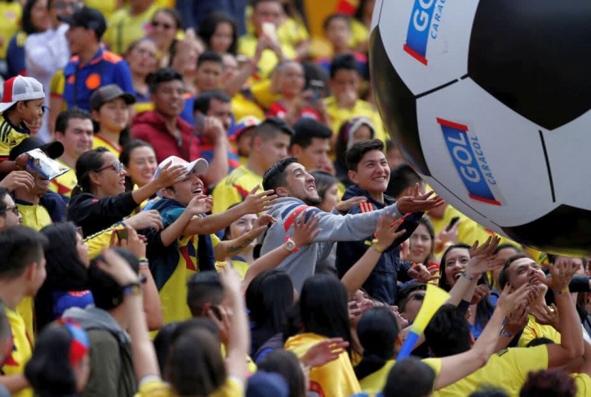 GALERIE FOTO + VIDEO Nebunie în Columbia la revenirea naționalei de la Mondiale! Fotbaliștii au fost așteptați pe stadion de fani 