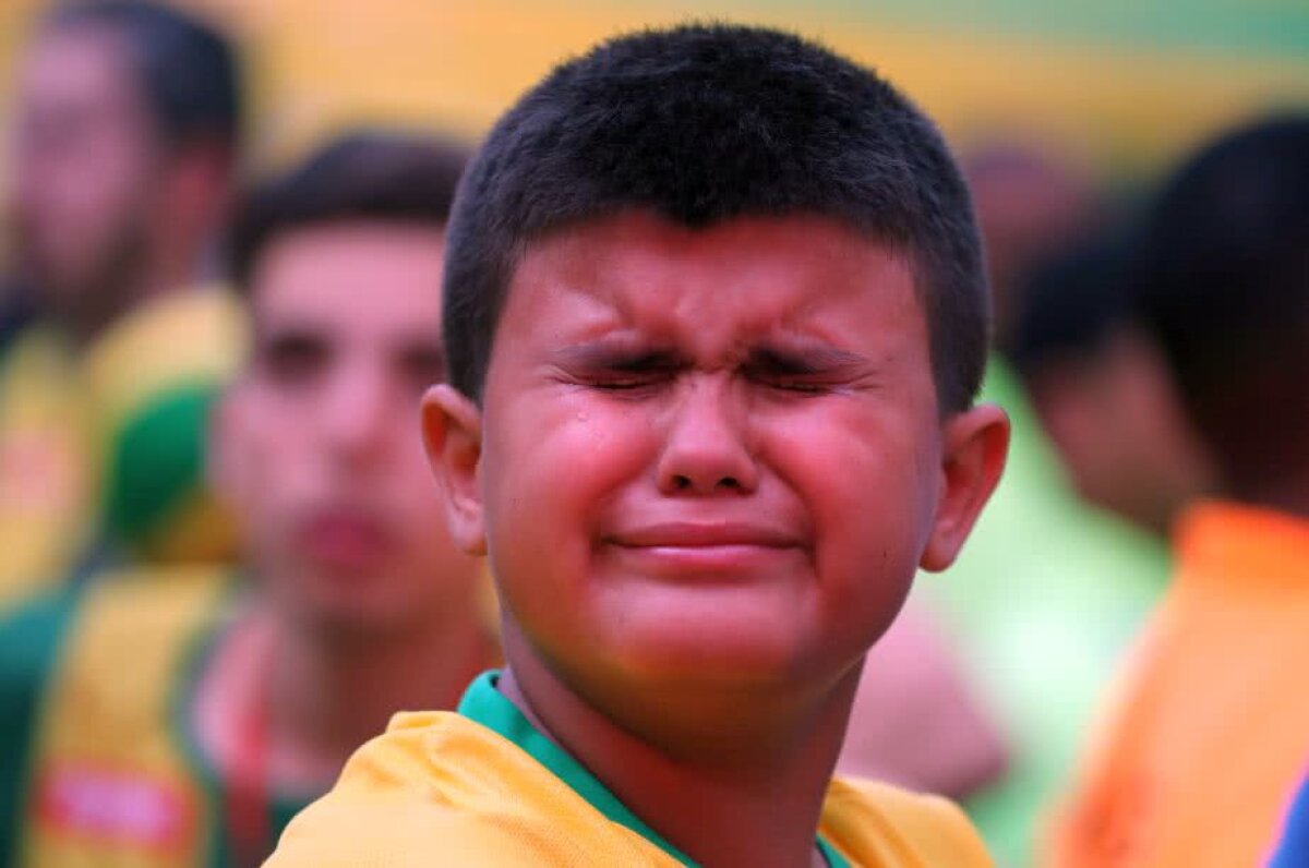 GALERIE FOTO Imagini emoționante cu fanii Braziliei » Lacrimi și disperare după ce Seleçao a fost eliminată