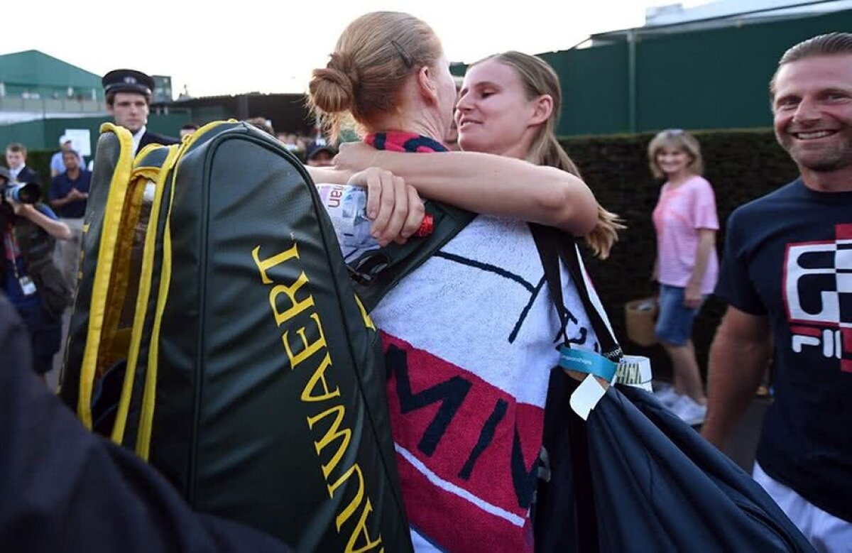 WIMBLEDON 2018. FOTO Jucătoarea care a eliminat-o pe Muguruza a sărbătorit victoriile sărutându-și iubita pe teren