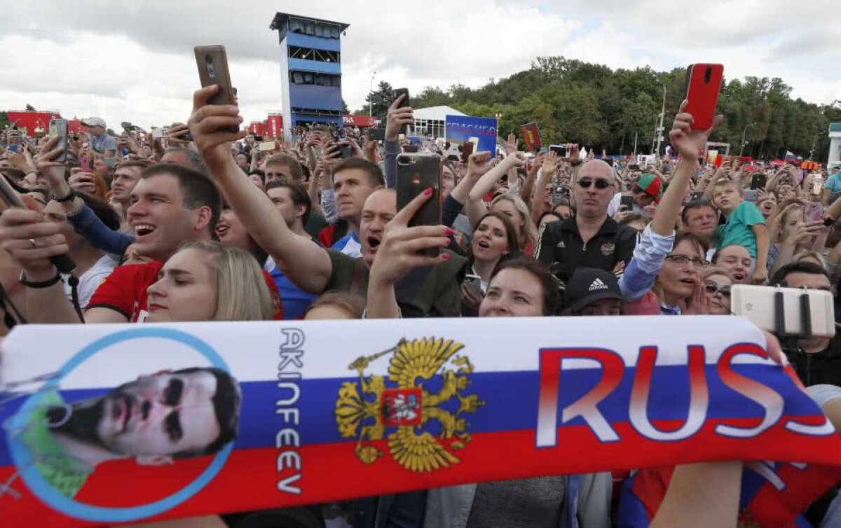 VIDEO+FOTO Nebunie în Moscova! Zeci de mii de fani i-au primit pe jucătorii Rusiei ca pe niște eroi