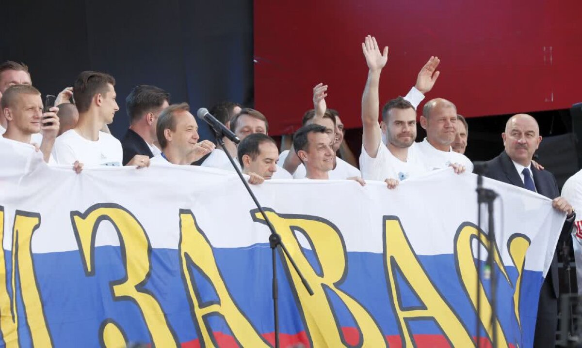 VIDEO+FOTO Nebunie în Moscova! Zeci de mii de fani i-au primit pe jucătorii Rusiei ca pe niște eroi