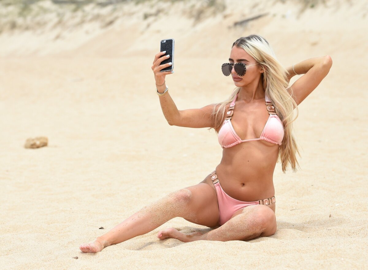 GALERIE FOTO Mai sexy ca niciodată! O blondă a făcut furori pe plaja din Algarve