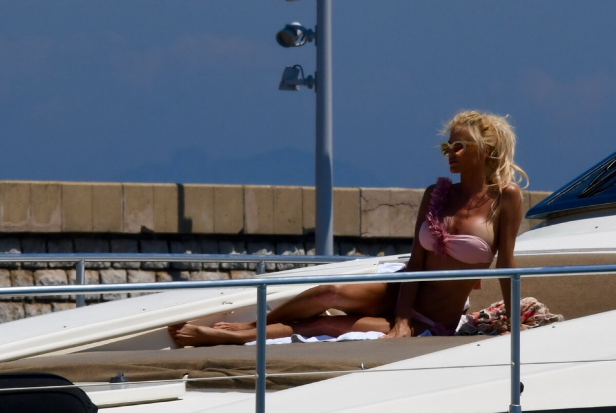 GALERIE FOTO Surprinsă de paparazzi în poziţii provocatoare pe un iaht din Saint Tropez